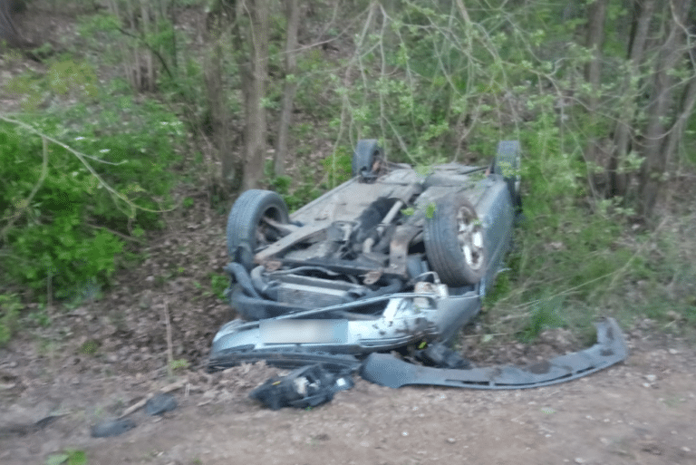 Młody kierowca dachował na drodze szutrowej. Prawo jazdy odebrał dwa tygodnie temu