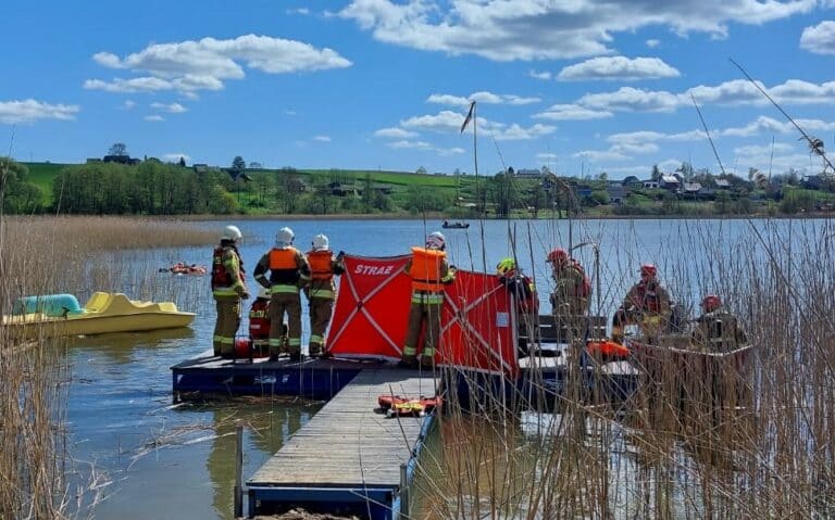 Dramat na jeziorze. Reanimowany mężczyzna nie przeżył. Nurkowie szukają jego kolegi