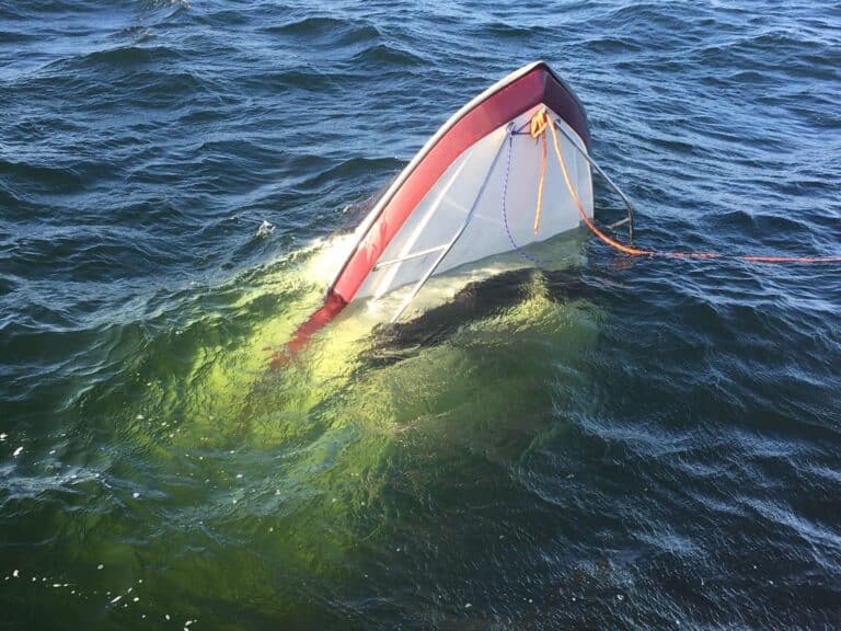 Akcja ratunkowa na jeziorze Mamry. Tonęła motorówka z pięcioma osobami na pokładzie