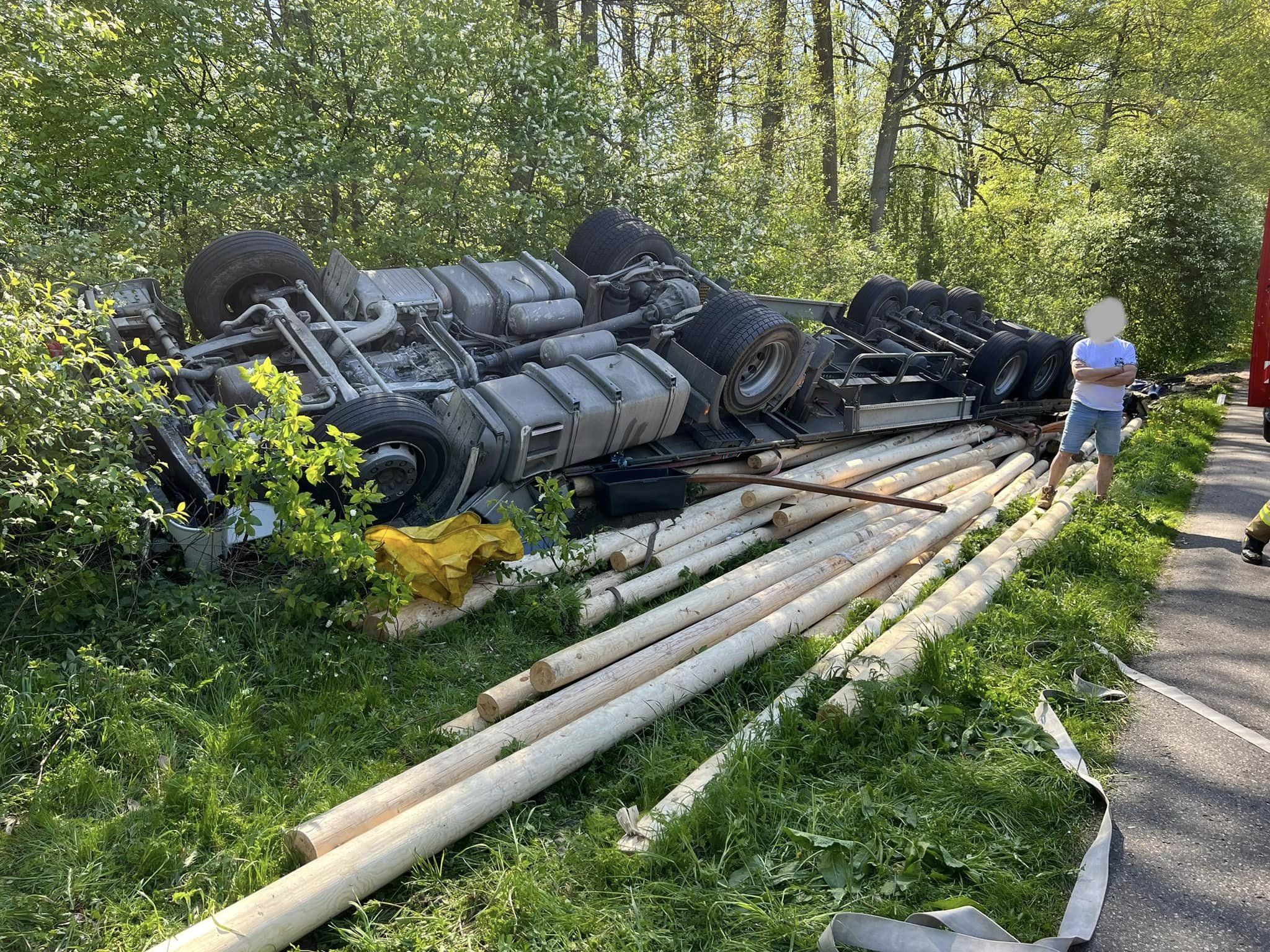 Kierowca ciężarówki cudem ocalał z potwornego zderzenia wypadek Galerie, Olsztyn