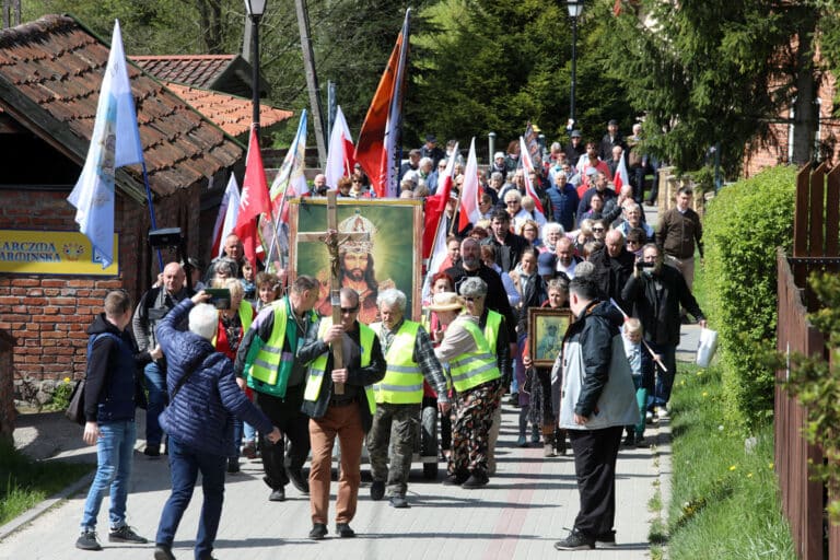Krucjata katolików przeciw Lidlowi. Setki osób na kontrowersyjnym proteście