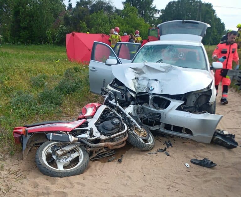 Tragiczny wypadek z BMW zakończył życie 22-letniego motocyklisty