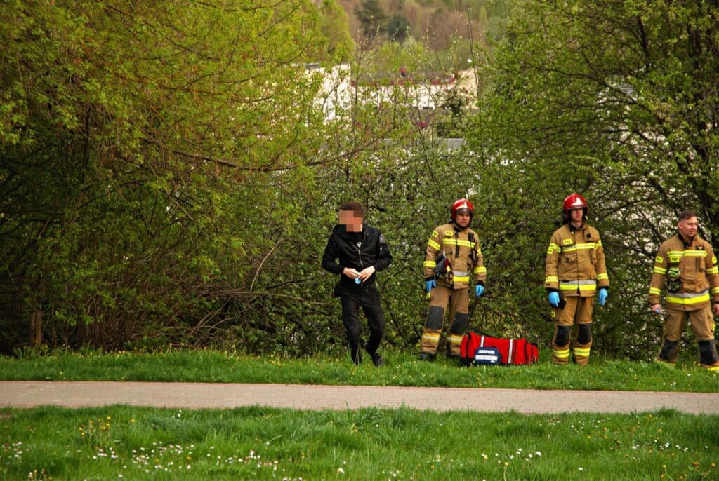 Śmierć na ul. Wańkowicza: młody mężczyzna wisiał na drzewie Na sygnale Olsztyn, Wiadomości, zShowcase