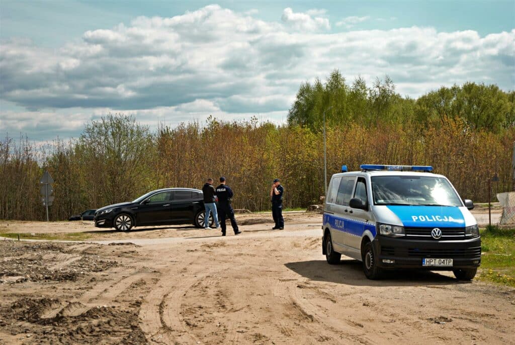 Uraz głowy po zderzeniu z samochodem: 31-latek z hulajnogi trafił do szpitala wypadek Olsztyn, Wiadomości, zShowcase