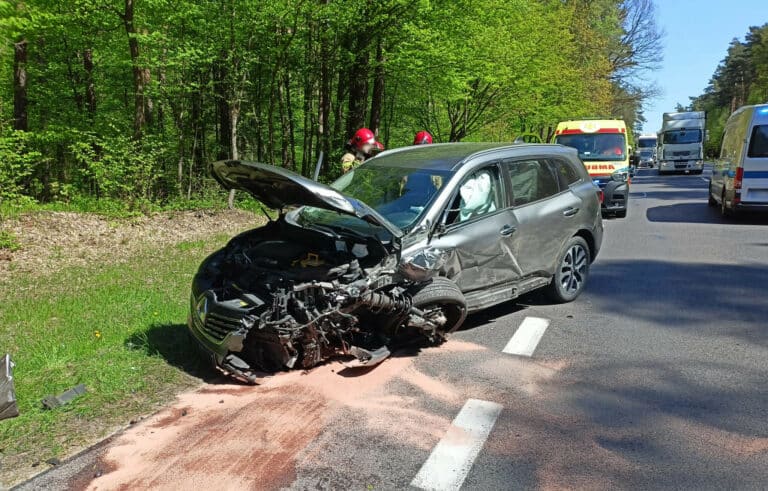 Groźne zderzenie ciężarówki z samochodem osobowym na trasie Olsztyn-Ostróda