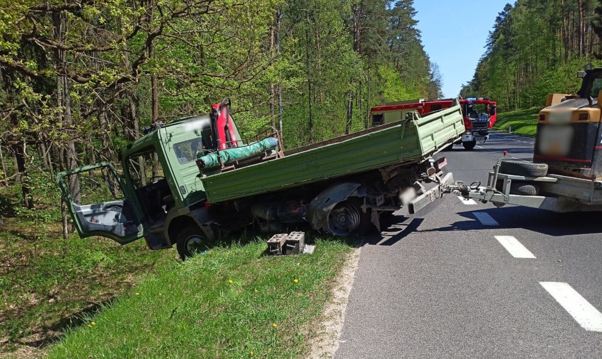 Groźne zderzenie ciężarówki z samochodem osobowym na trasie Olsztyn-Ostróda wypadek Olsztyn, Wiadomości, zShowcase