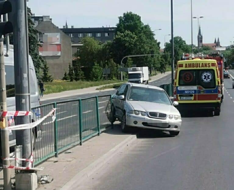 Nieodpowiedzialne zachowanie kierującej. Wjechała na skrzyżowanie na „czerwonym”