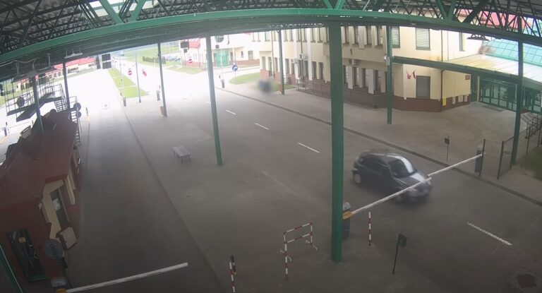 W Rosji zacząć chciał zacząć nowe życie. Francuz staranował szlaban na przejściu granicznym