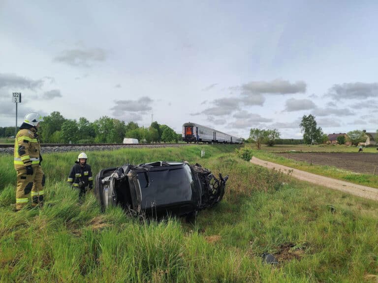 Kierowca BMW wjechał pod pociąg w Konopkach: Ruch kolejowy z opóźnieniami