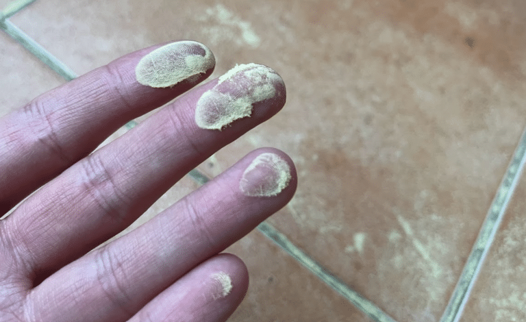 Wszędobylski, żółty pył — skąd się bierze i czy jest groźny?