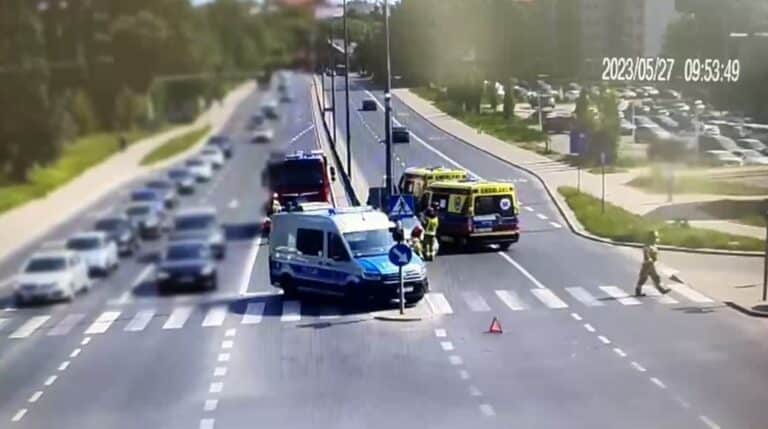 Kolizja na skrzyżowaniu alei Warszawskiej i ulicy Barczewskiego. Nagranie ITS