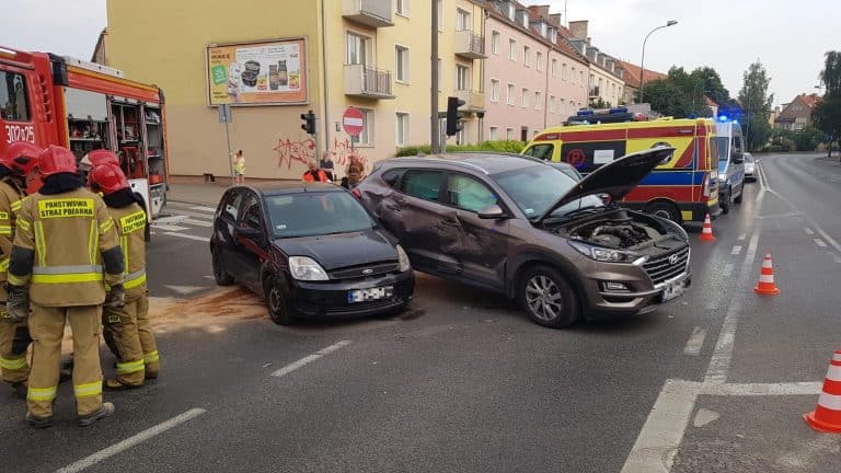 Czerwony światło nie powstrzymało kierowcy Mercedes’a przed najechaniem na dwa auta