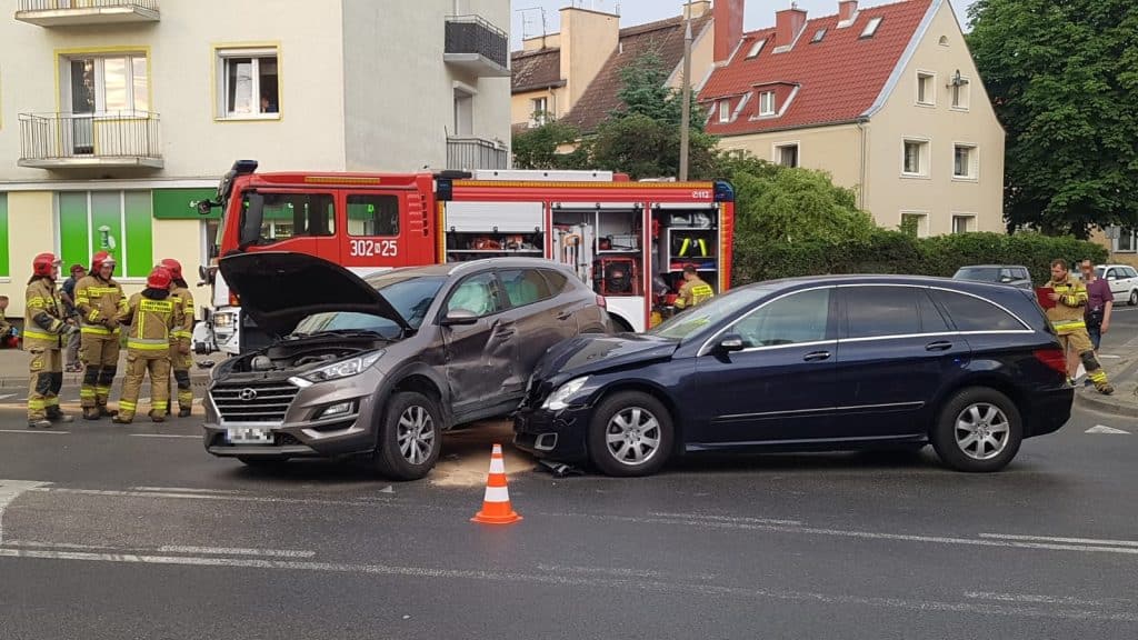 Czerwony światło nie powstrzymało kierowcy Mercedes'a przed najechaniem na dwa auta wypadek Olsztyn, Wiadomości, zShowcase