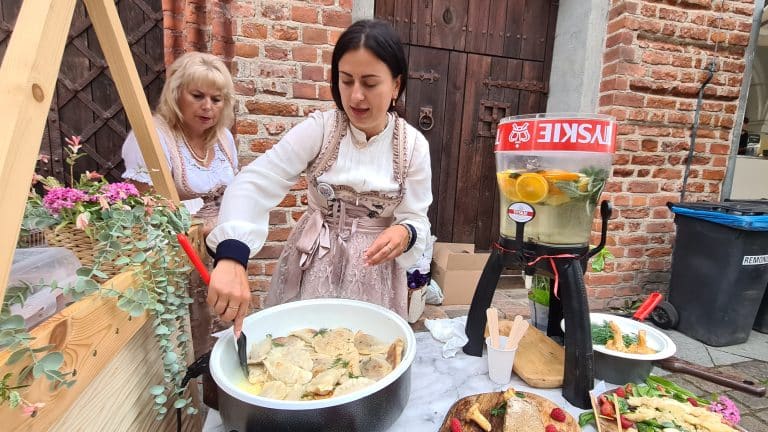 Tłumy mieszkańców na targach żywności regionalnej. Ależ tam było smacznie! [FOTO]
