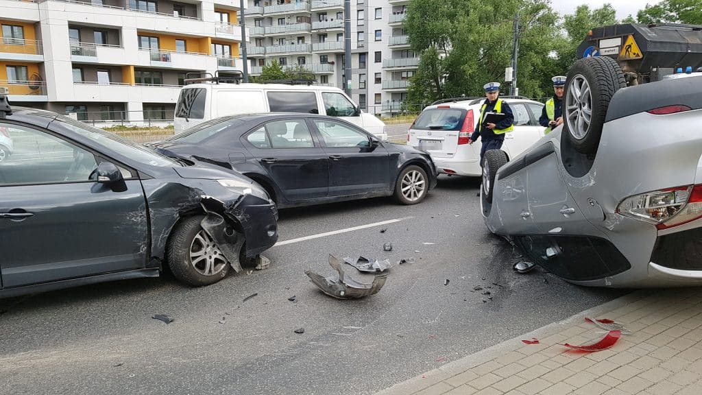 Zderzenie czterech samochodów i dachowanie na al. Sikorskiego w Olsztynie wypadek Olsztyn, Wiadomości, zShowcase