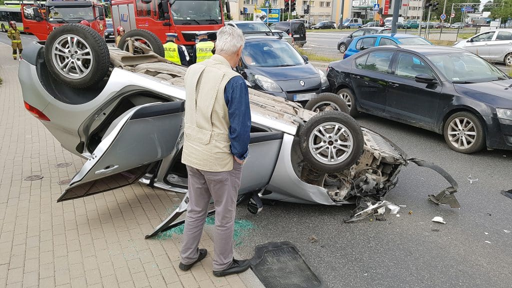 Zderzenie czterech samochodów i dachowanie na al. Sikorskiego w Olsztynie wypadek Olsztyn, Wiadomości, zShowcase