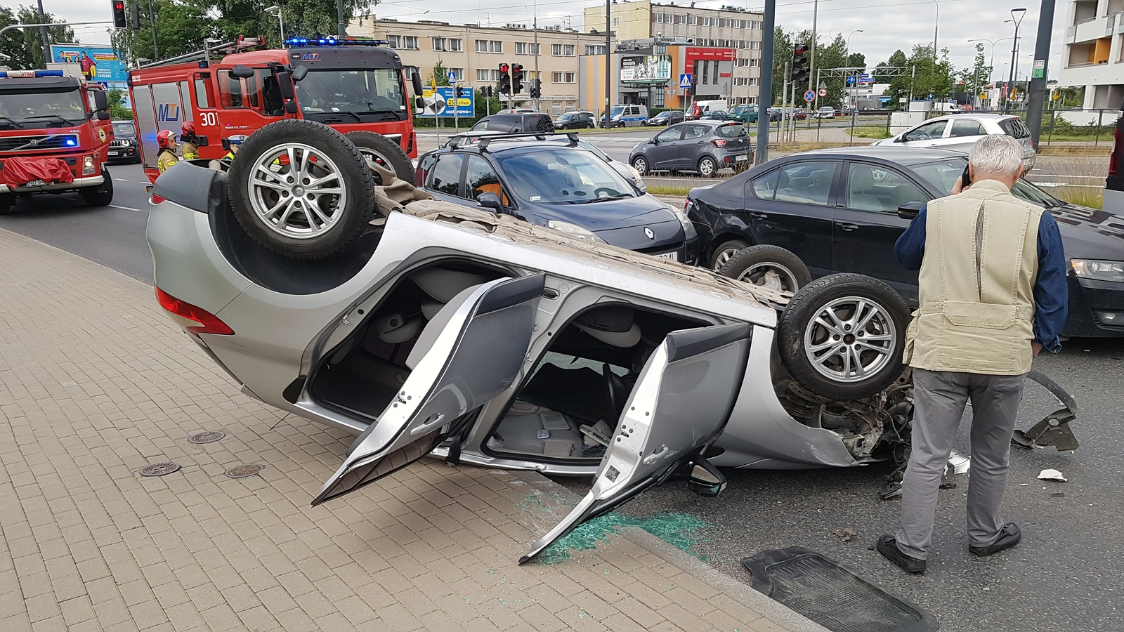 Zderzenie czterech samochodów i dachowanie na al. Sikorskiego w Olsztynie wypadek Olsztyn, Wiadomości