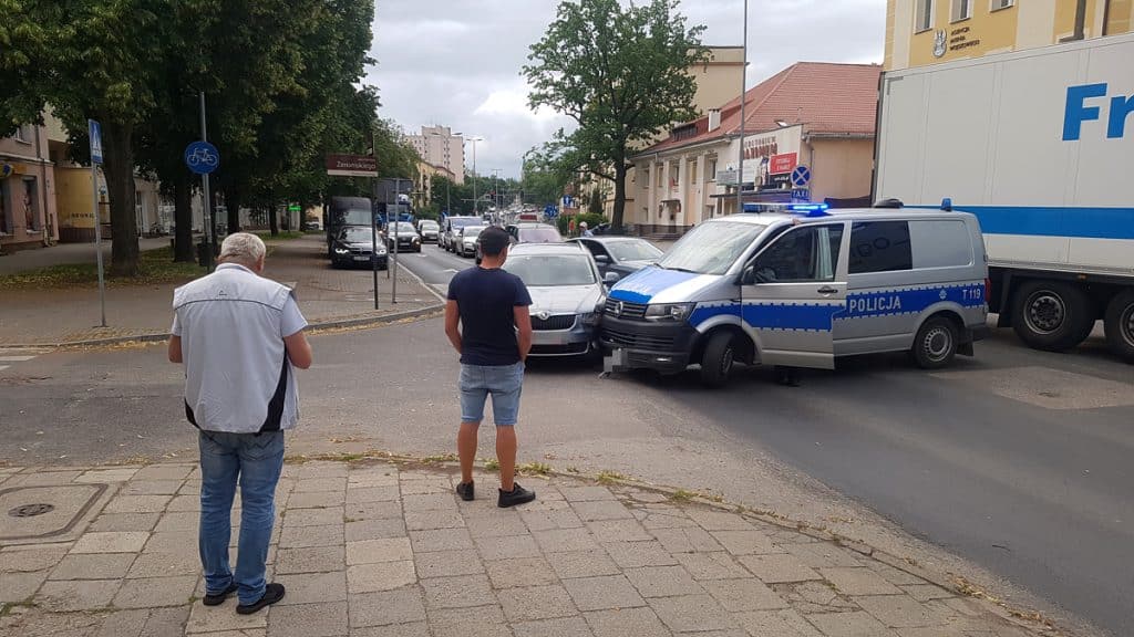 Zderzenie radiowozu policyjnego z osobówką w Olsztynie wypadek Olsztyn, Wiadomości, zShowcase