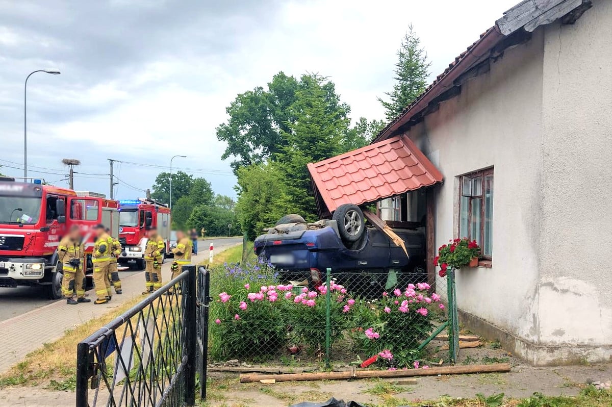 Pijany 19-latek wjechał w dom prezesa OSP wypadek Olsztyn, Wiadomości, zShowcase