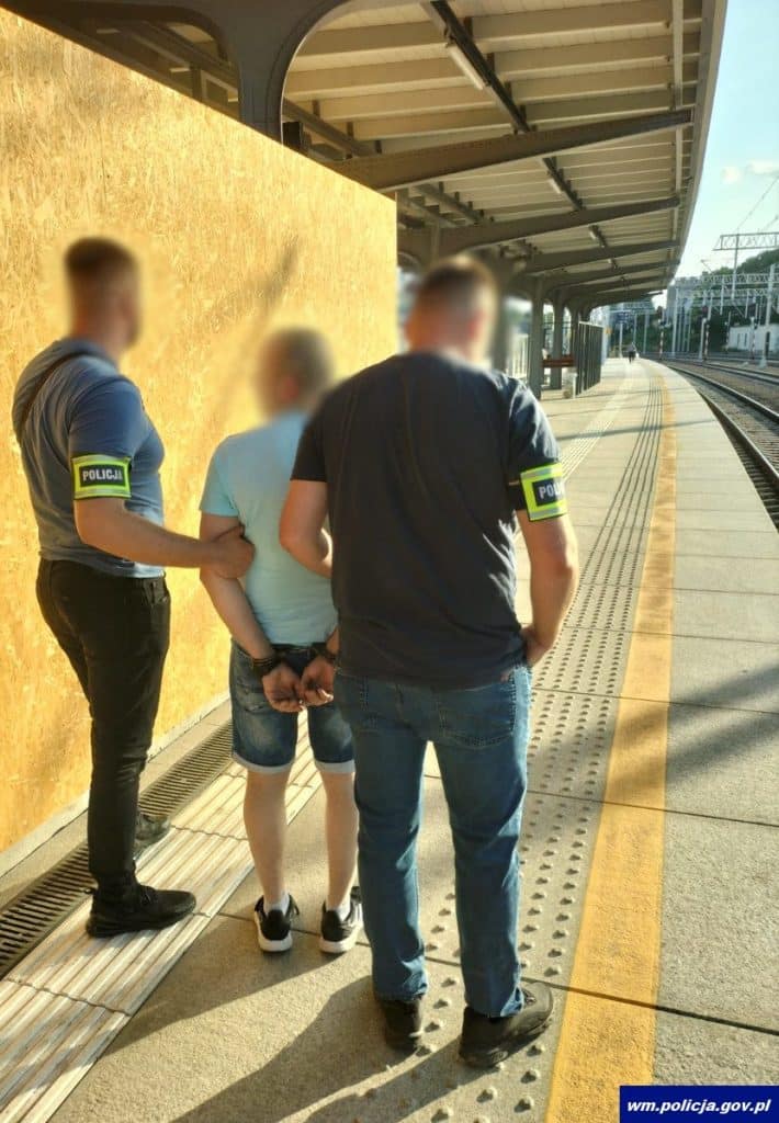 Operacja policji na peronie. Zatrzymali przestępcę na dworcu w Olsztynie Na sygnale Olsztyn, Wiadomości, zShowcase