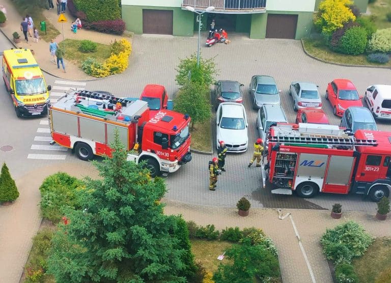 Afera na ul. Barcza: podpalenie drzwi mieszkania kończy się policyjnym pościgiem