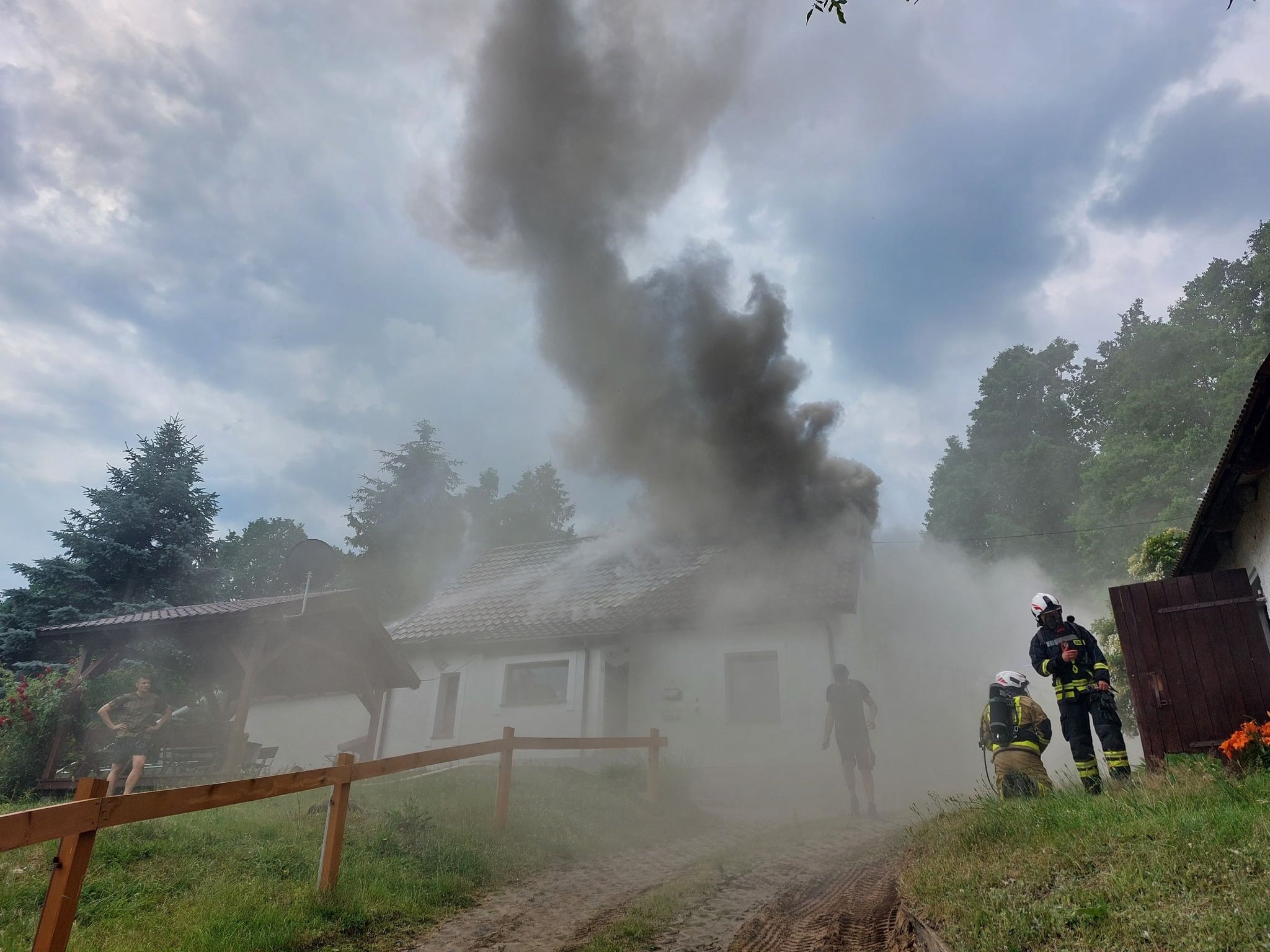 Walka z pożarem w gminie Stawiguda: żywioł zniszczył dom pożar Olsztyn, Wiadomości, zShowcase