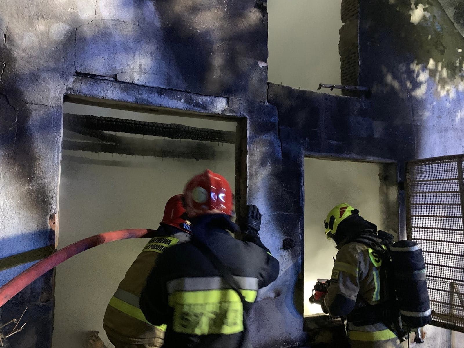 W pożarze budynku w Barczewie zginął mężczyzna pożar Pisz, Wiadomości, zShowcase