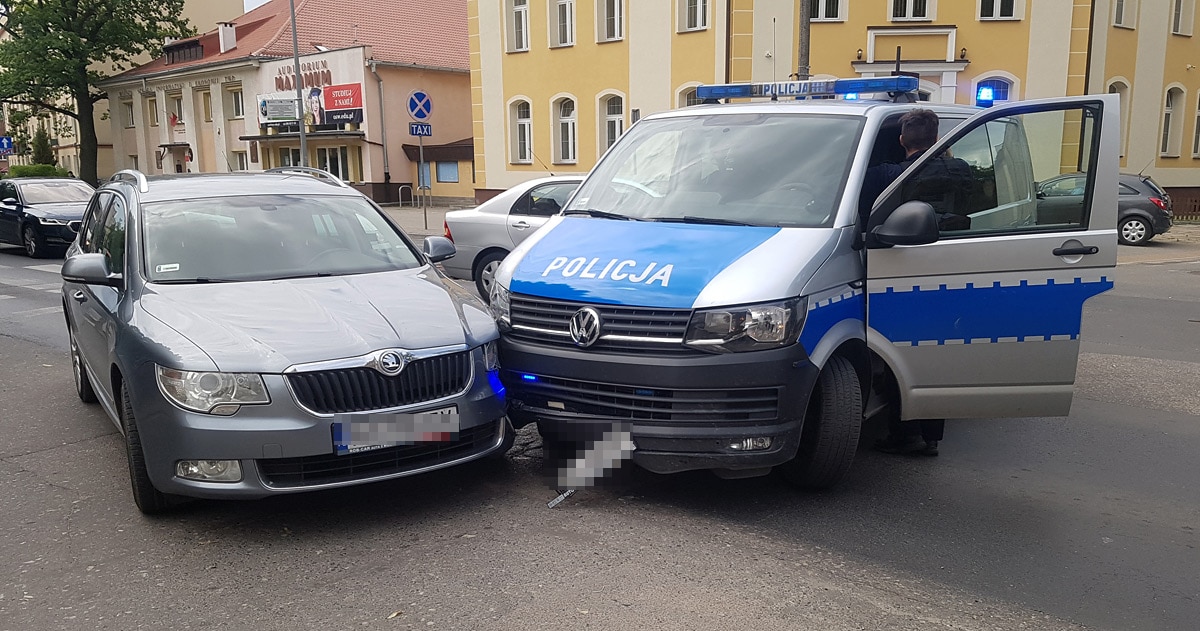 Zderzenie radiowozu policyjnego z osobówką w Olsztynie wypadek Olsztyn, Wiadomości, zShowcase