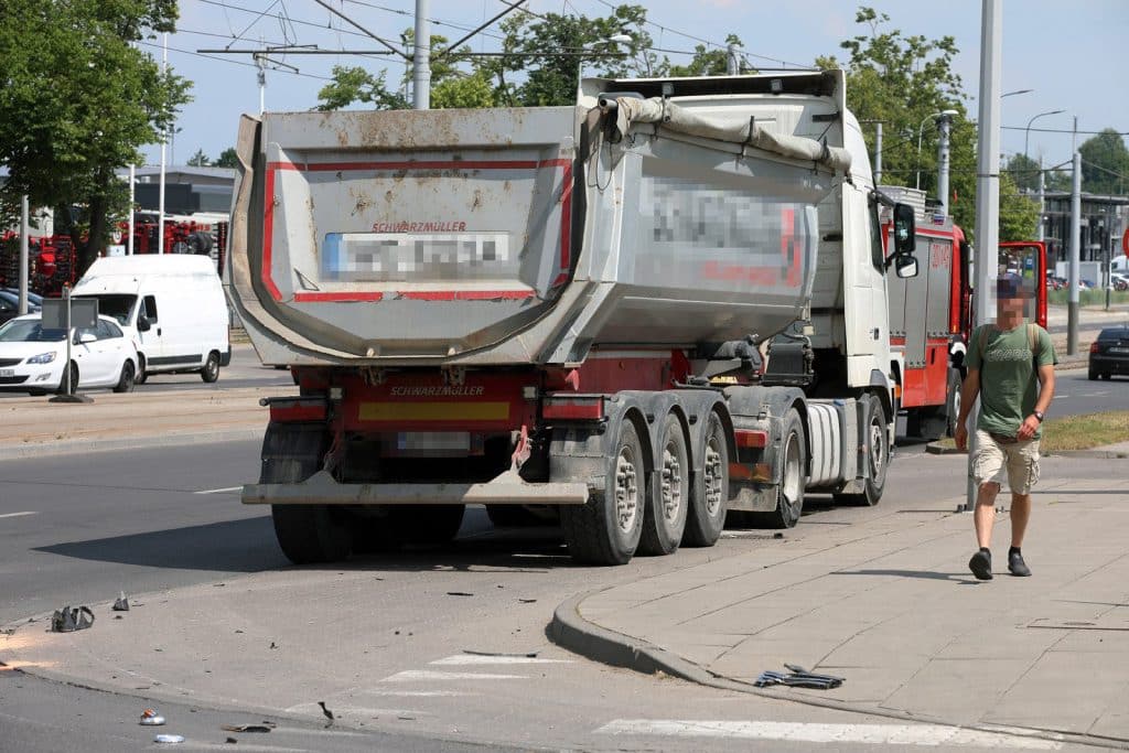 Zderzenie ciężarówki z volkswagenem na ul. Towarowej spowodowało ogromne korki wypadek Olsztyn, Wiadomości, zShowcase