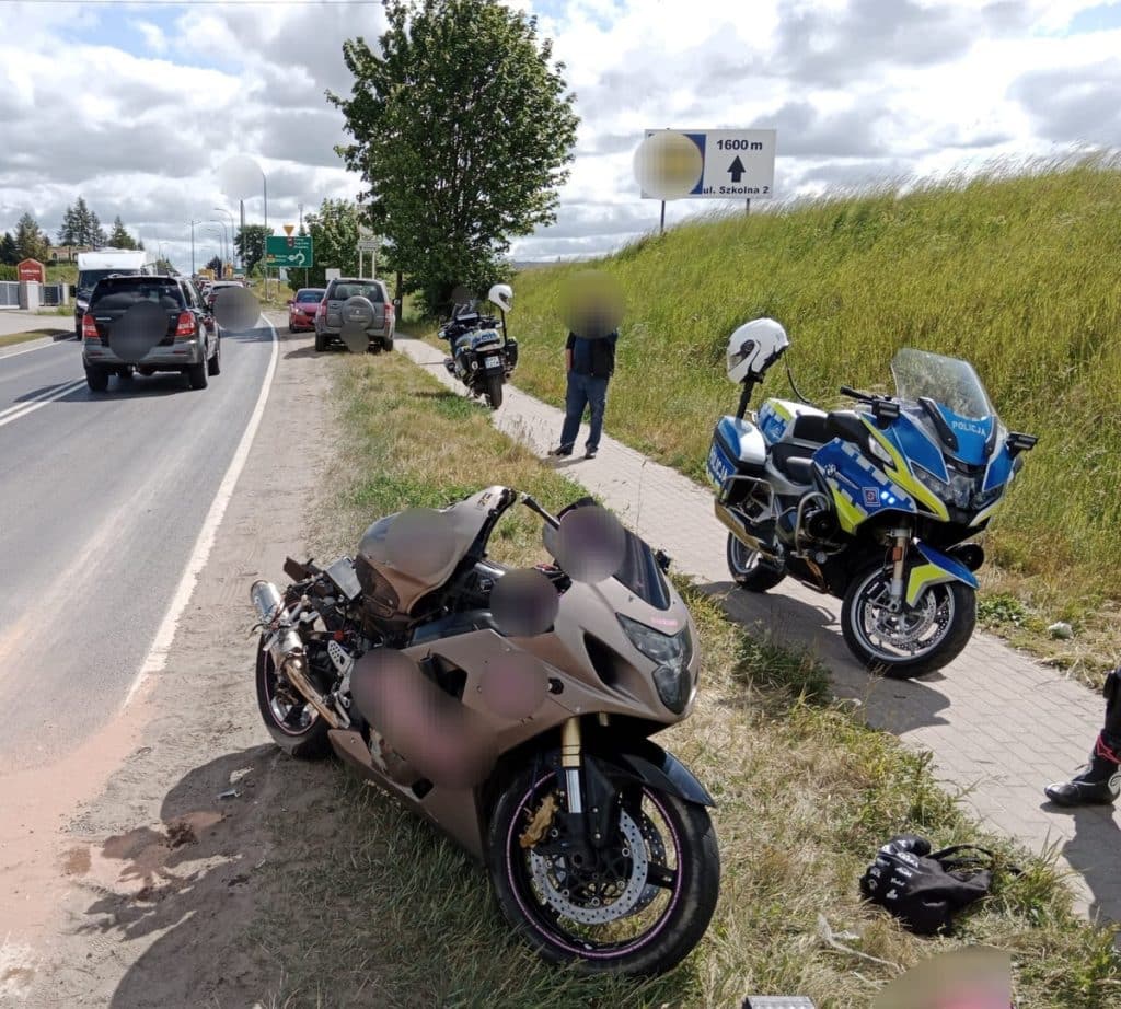 Motocyklistka sunęła po asfalcie kilkanaście metrów wypadek Mrągowo, Wiadomości, zShowcase