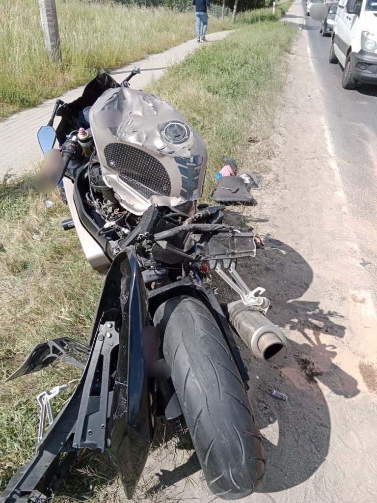 Motocyklistka sunęła po asfalcie kilkanaście metrów wypadek Mrągowo, Wiadomości, zShowcase