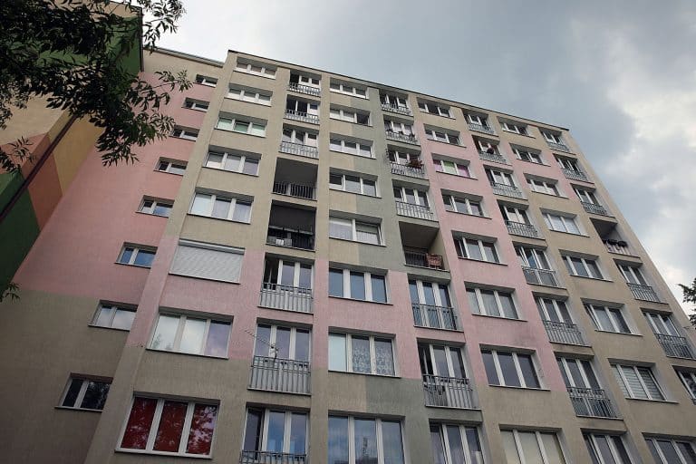 Wstrząsający incydent na ul. Dworcowej. Mężczyzna wypadł z 7 piętra