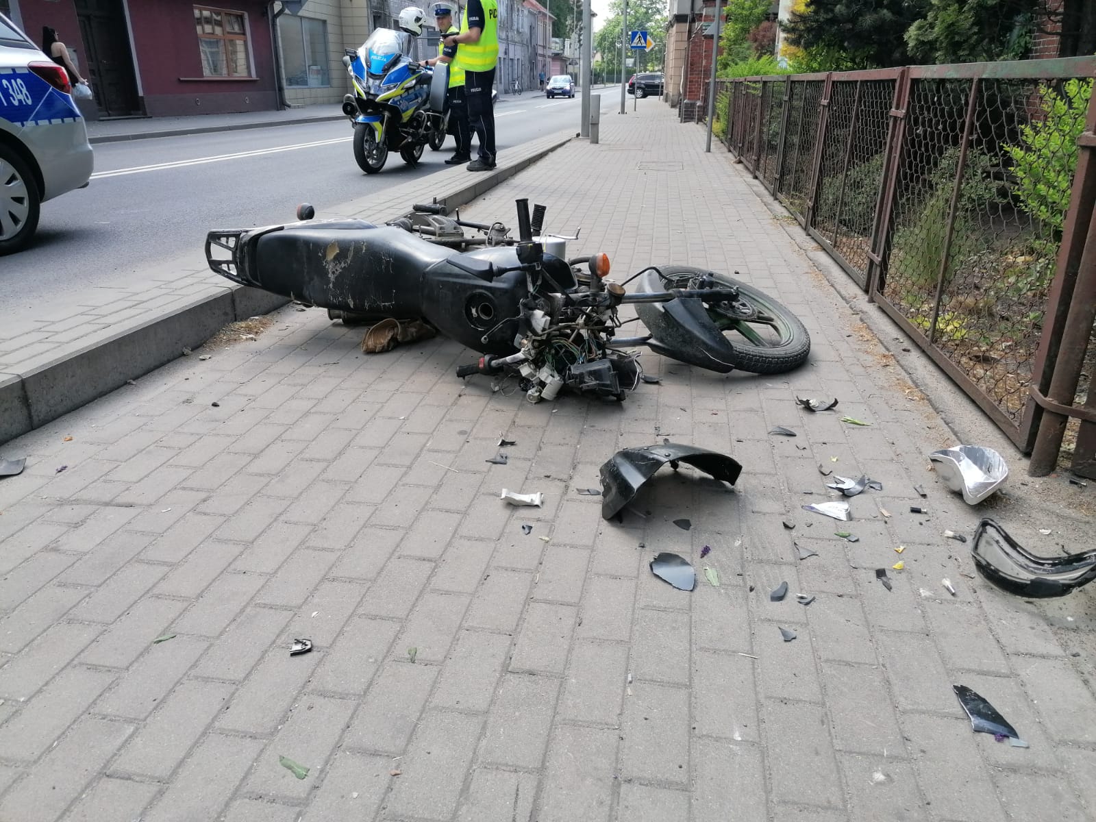Mężczyzna w ciężkim stanie po uderzeniu motorowerem w słup oświetleniowy wypadek Iława, Wiadomości, zShowcase