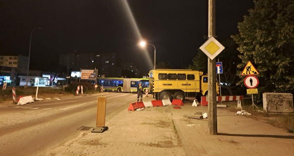 Autobus miejski wpadł w dziurę na ul. Dworcowej i nie mógł wyjechać tramwaje Olsztyn, Wiadomości, zShowcase
