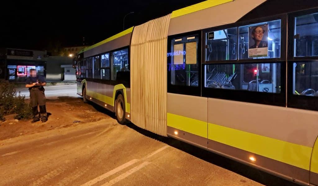 Autobus miejski wpadł w dziurę na ul. Dworcowej i nie mógł wyjechać tramwaje Olsztyn, Wiadomości, zShowcase