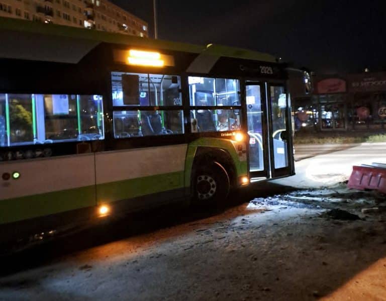 Autobus miejski wpadł w dziurę na ul. Dworcowej i nie m&oacute;gł wyjechać