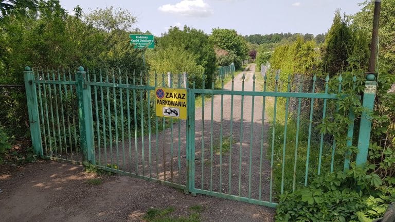 Początek wakacji, a wiele wejść do ogródków zamknięte dla służb ratunkowych…