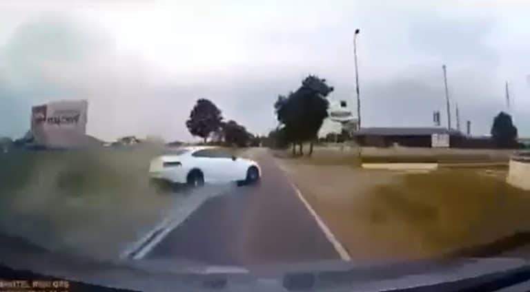 Nielegalne wyścigi. Dwa samochody zostały zniszczone w wypadku