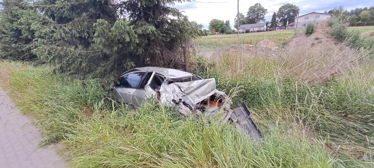 Zdarzenie drogowe z udziałem ciężarówki wojskowej. Peugeot rozbity, Jelcz niemal nienaruszony