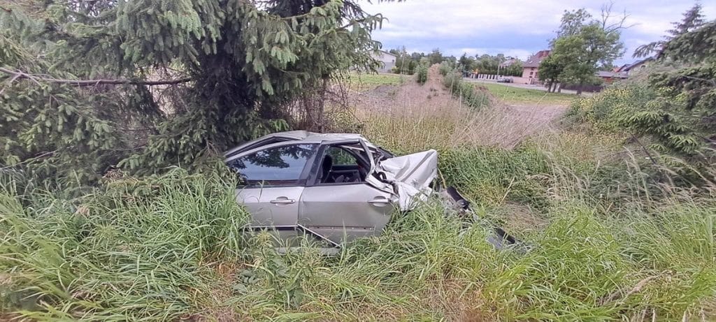 Zdarzenie drogowe z udziałem ciężarówki wojskowej. Peugeot rozbity, Jelcz niemal nienaruszony wypadek Iława, Wiadomości, zShowcase