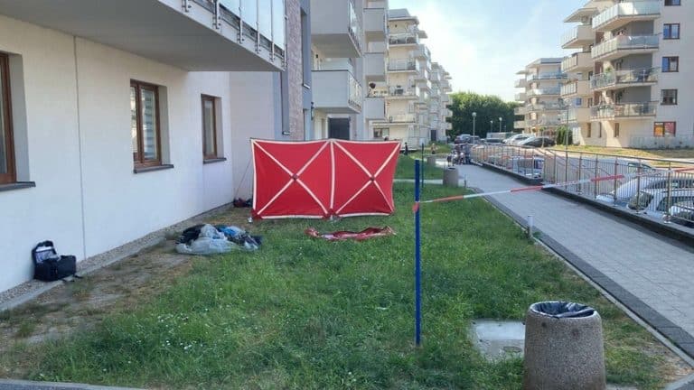 Spadochroniarz zginął na miejscu. Spadł na blokowisku