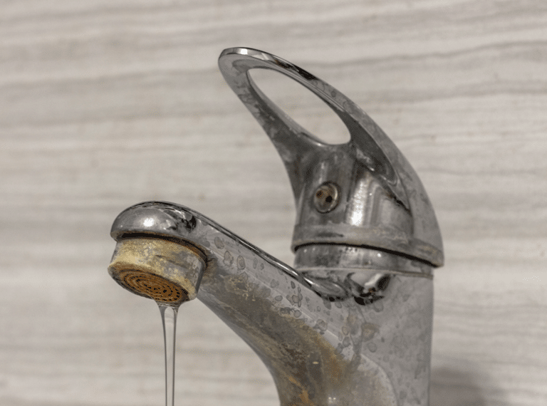 Jak sobie radzić z twardą wodą mieszkając w bloku?