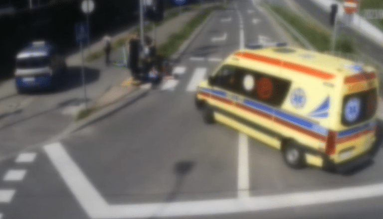 Strażnicy miejscy podjęli dramatyczną akcję ratowania życia młodego przechodnia