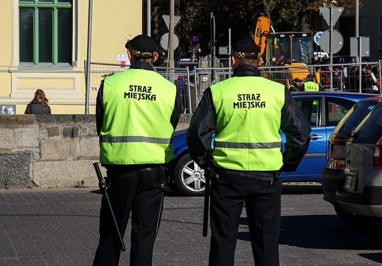 W biały dzień 25-latek próbował wyważyć drzwi i włamać się do budynku przy ul. Kościuszki