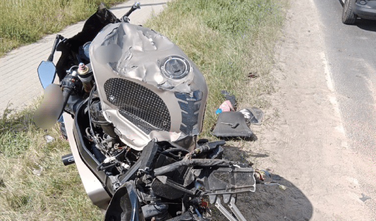 Motocyklistka sunęła po asfalcie kilkanaście metrów