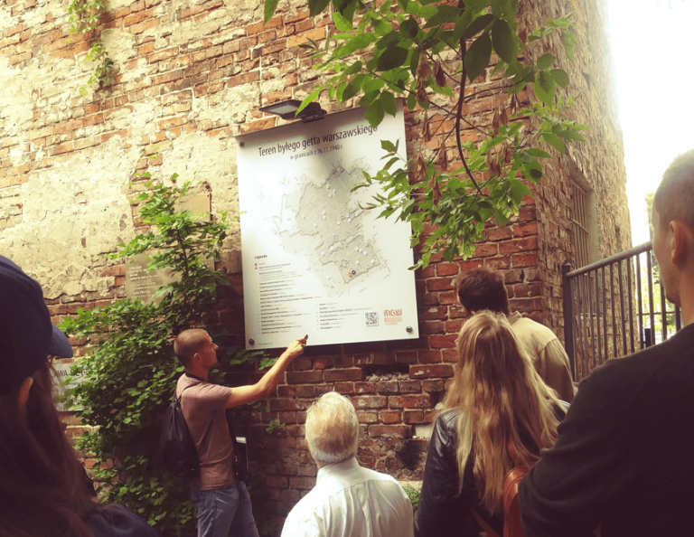 Kto był katem, a kto ofiarą? Niemiecka delegacja odkrywa żydowską Warszawę