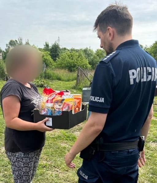 Policjanci z Posterunku Policji w Łukcie w akcji pomocowej dla potrzebujących rodzin - wsparcie na co dzień, nie tylko w sytuacjach kryzysowych Na sygnale Ostróda