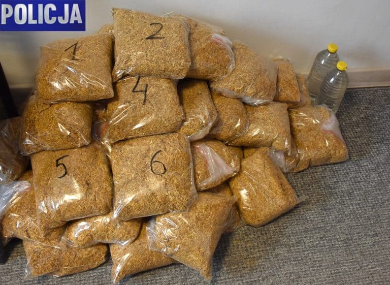 55-latek z Pisza płacił za pracę budowlaną tytoniem bez akcyzy. Skarb Państwa stracił 25 000 zł