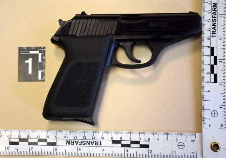 Napastnicy zaczęli strzelać w kierunku ofiar, krzycząc: „dawaj pieniądze, dawaj kasę”