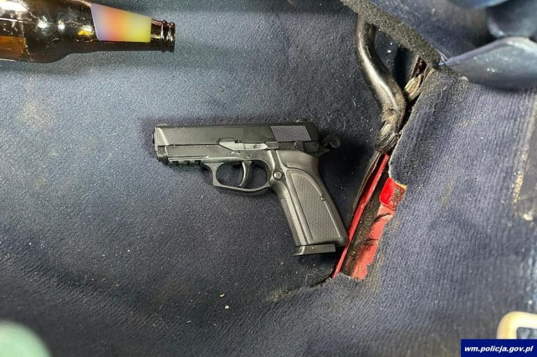 Policja zatrzymała niezwykle groźnego 21-lata. Miał przy sobie broń